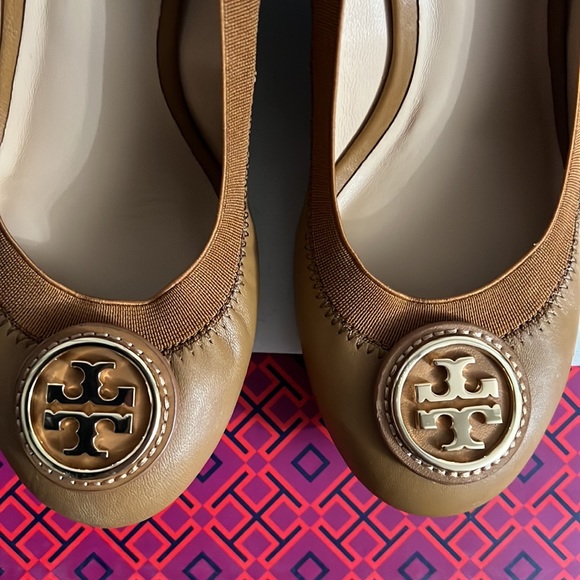 Authentic brand new in box Tory Burch tan wedge shoes size 7 (fits like a 6.5) - Picture 2 of 8